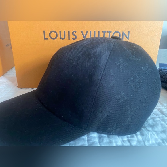 NEW AUTHENTIC Louis Vuitton Hat - Picture 1 of 2
